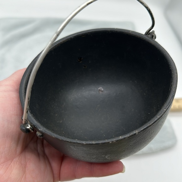 Alloy Vintage Small Camping Pot 3-Footed MIN-ALLOY-NYC #90196 (Cauldron Pot) - Picture 6 of 7